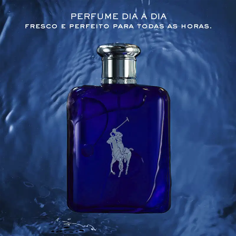 Perfume em frasco retangular de vidro azul profundo, com tampa prateada. O frasco apresenta o logotipo de um jogador de polo montado a cavalo, em cor clara. O texto na imagem anuncia "Perfume Dia a Dia, fresco e perfeito para todas as horas".