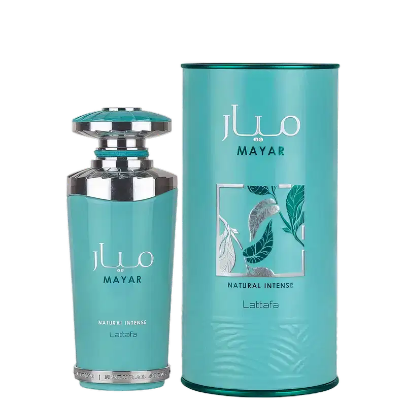 Recipiente de item de perfumaria em tons de azul-esverdeado com rótulo "Mayar Natural Intense" e ilustração de folhas. Embalagem cilíndrica com tampa decorativa. Texto adicional "Lattafa" e "Natural Intense" visível.