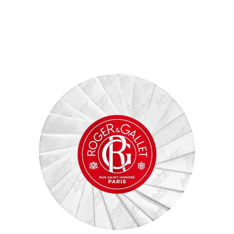 Embalagem circular branca com logotipo vermelho da marca Roger & Gallet, localizada na Rue Saint Honoré em Paris. O design é simples e elegante, com uma aparência premium e sofisticada.