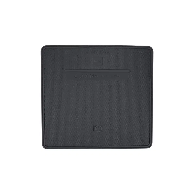 A imagem mostra o carregador sem fio/smart pad cinza escuro da marca GA.MA Italy. O dispositivo tem uma superfície texturizada e formato quadrado.