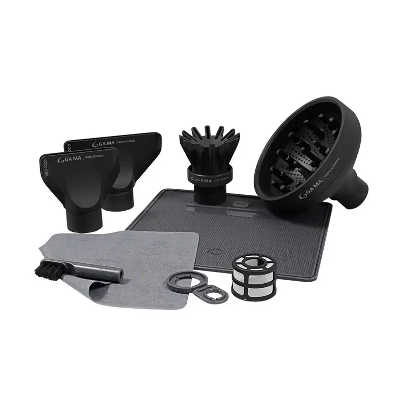 A imagem traz um conjunto de acessórios para o secador de cabelo. Inclui um smart pad cinza escuro, um difusor preto, dois bicos pretos para secagem, um concentrador preto, uma pequena escova para limpeza e um pano cinza para limpeza.