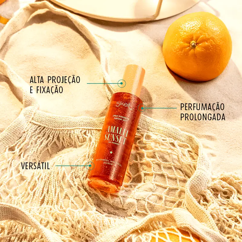 Spray perfume mist deitado na areia de praia. Conta com texto que ressalta sua alta projeção e fixação, perfumação prolongada e versatilidade.