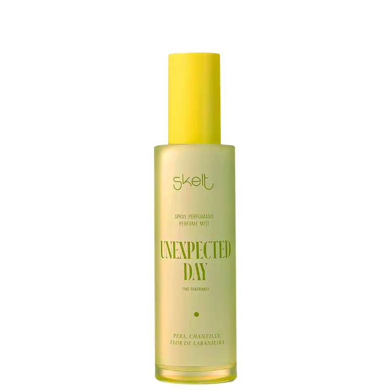 Perfume em spray em frasco cilíndrico amarelo. Embalagem transparente com rótulo dourado e texto "Skelt Unexpected Day Fine Fragrance". Descrição adicional em português: "Pera, Chantilly, Flor de Laranjeira".