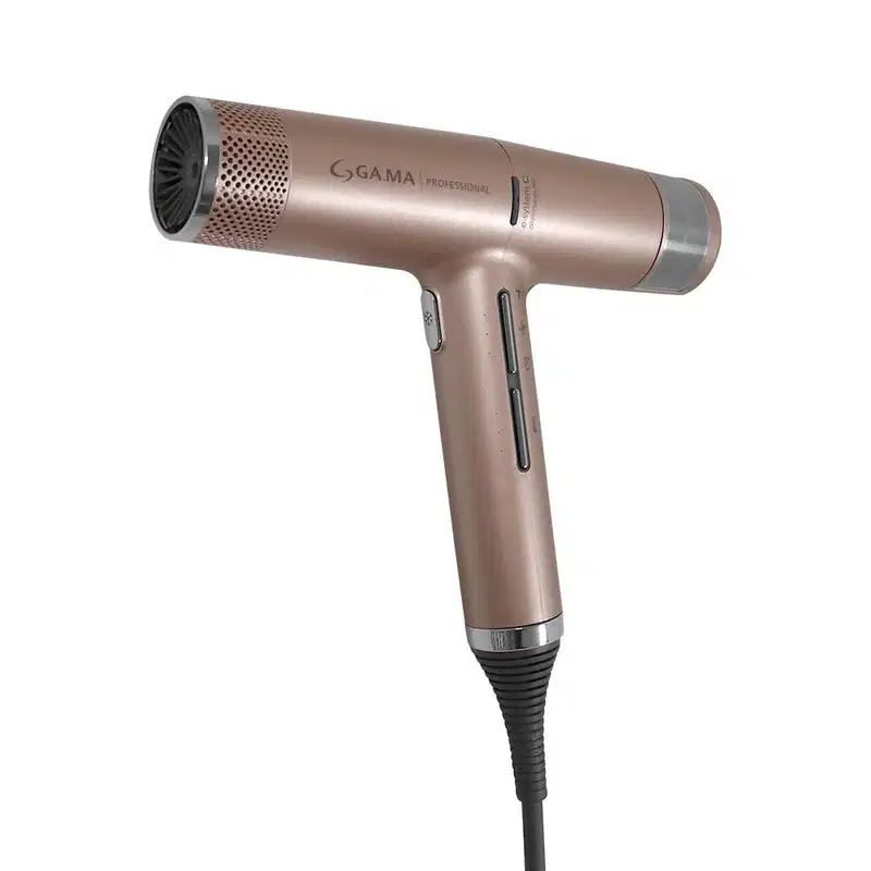 A imagem mostra o secador de cabelo da marca GA.MA Italy. Ele possui o corpo rose gold com detalhes metálicos prateados. Possui um bocal arredondado com aberturas de ventilação. O cabo é ergonômico com botões de controle de temperatura e velocidade.