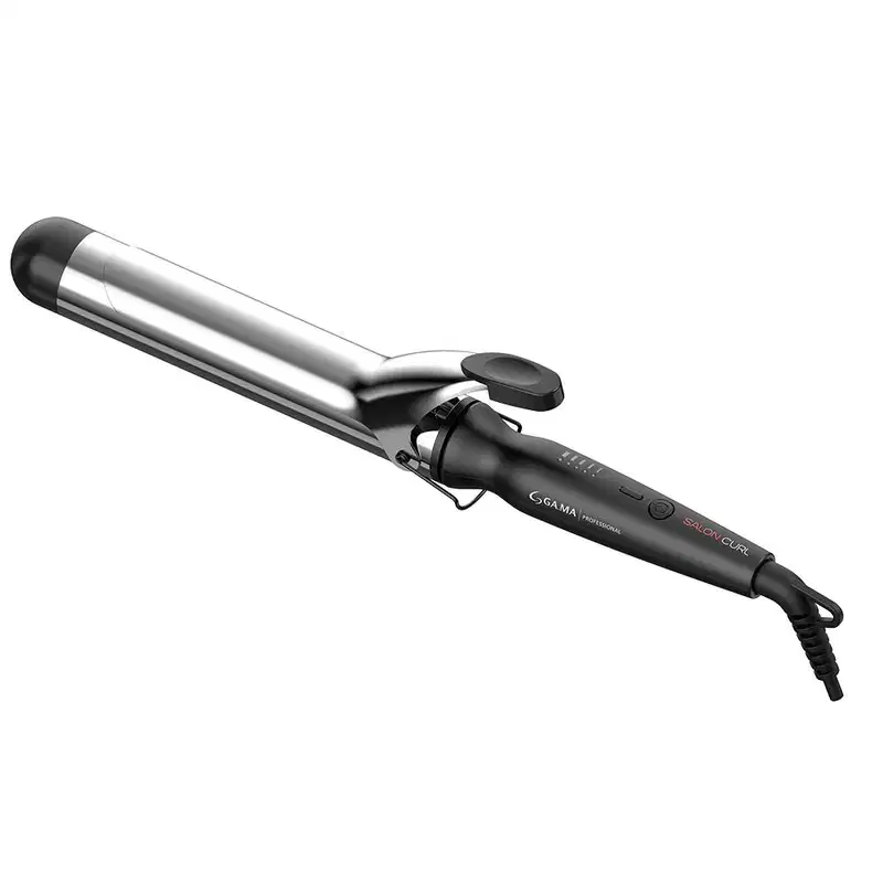 A imagem mostra o modelador de cachos profissional da marca GA.MA Italy. Ele possui um corpo preto alongado com haste metálica longa e ponta arredondada. Possui um cabo ergonômico com trava para facilitar o manuseio.