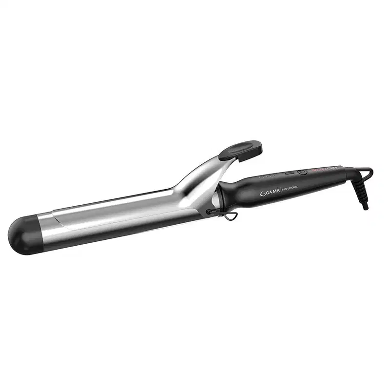 A imagem mostra o modelador de cachos profissional da marca GA.MA Italy. Ele possui um corpo preto alongado com haste metálica longa e ponta arredondada. Possui um cabo ergonômico com trava para facilitar o manuseio.