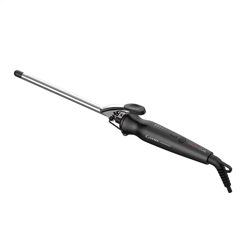 A imagem mostra o modelador de cachos profissional da marca GA.MA Italy. Ele possui um corpo preto alongado com haste metálica longa e ponta arredondada. Possui um cabo ergonômico com trava para facilitar o manuseio.