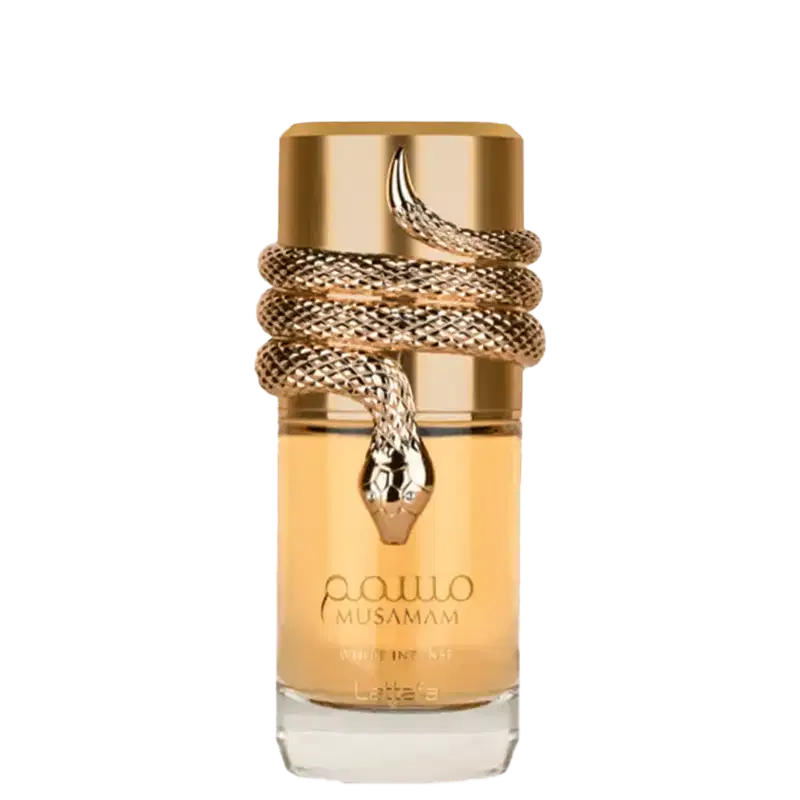 O item de perfumaria é um frasco dourado com um rótulo que exibe o nome "Musamam". O frasco possui uma tampa dourada com um adorno em forma de cobra enrolada ao redor. O design é elegante e sofisticado, com uma aparência luxuosa.