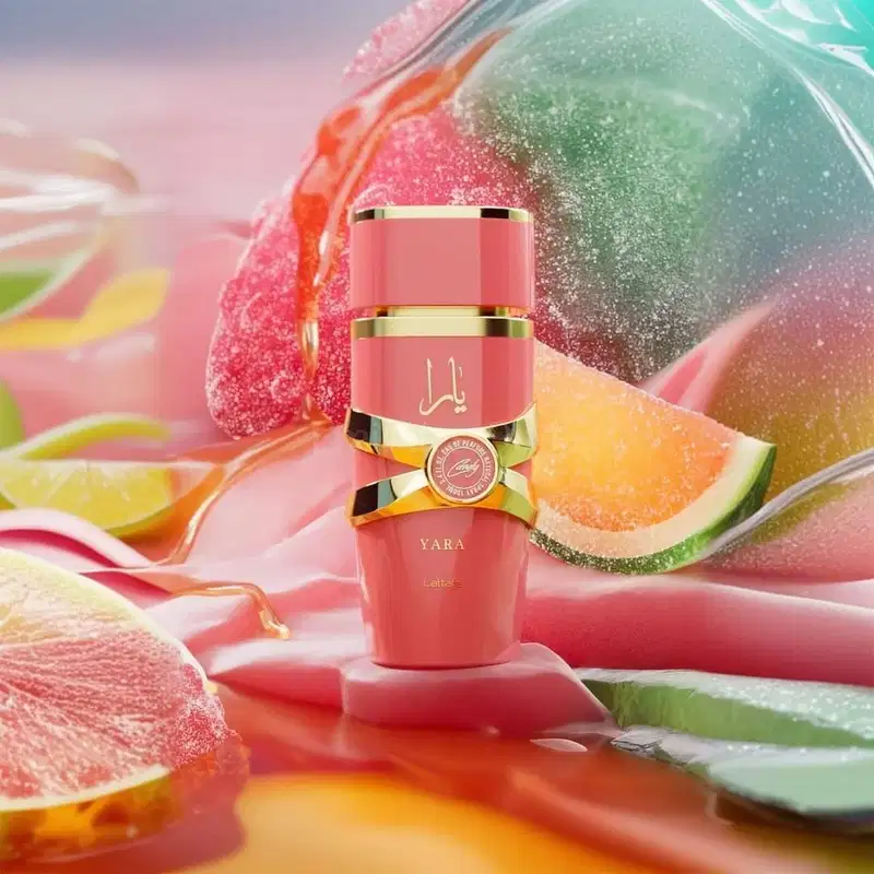 O produto de beleza da marca Lattafa Perfumes está inserido em um ambiente vibrante e colorido, com frutas cítricas e doces, sugerindo uma fragrância refrescante e alegre.