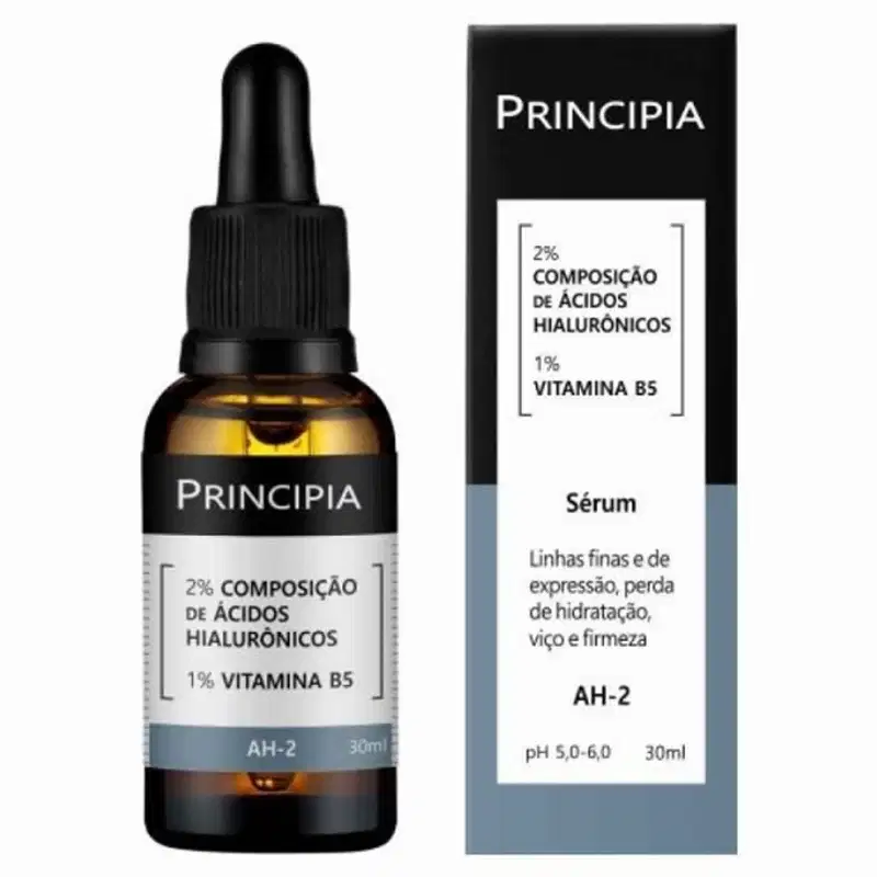 Frasco de vidro âmbar com conta-gotas preto contendo um líquido dourado. Rótulo branco com o nome "Principia" e descrição "2% Composição de Ácidos Hialurônicos, 1% Vitamina B5". Embalagem de 30ml.