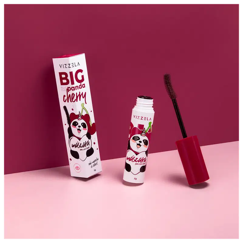 Produtos de maquiagem da marca Vizzela. Uma caixa retangular grande com o rótulo "Big Panda Cherry Mascara" em vermelho e branco, apresentando uma ilustração de um panda.