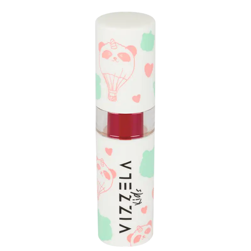 Batom em formato de bastão com embalagem plástica branca. A parte superior do batom é na cor vermelho vibrante. A embalagem apresenta o logotipo "Vizzela" em letras pretas e detalhes decorativos em rosa e verde menta.