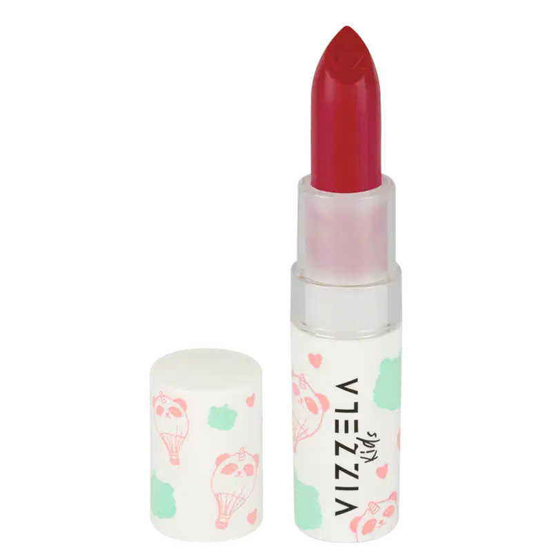 Batom em formato de bastão com embalagem plástica branca. A parte superior do batom é na cor vermelho vibrante. A embalagem apresenta o logotipo "Vizzela" em letras pretas e detalhes decorativos em rosa e verde menta.