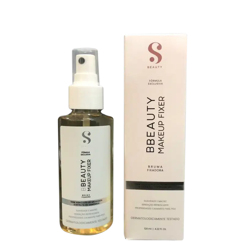 Frasco de spray com rótulo branco e rosa da marca S Beauty, contendo "Bruma Fixadora" com fórmula exclusiva. Caixa de papelão rosa com texto informativo sobre o produto.