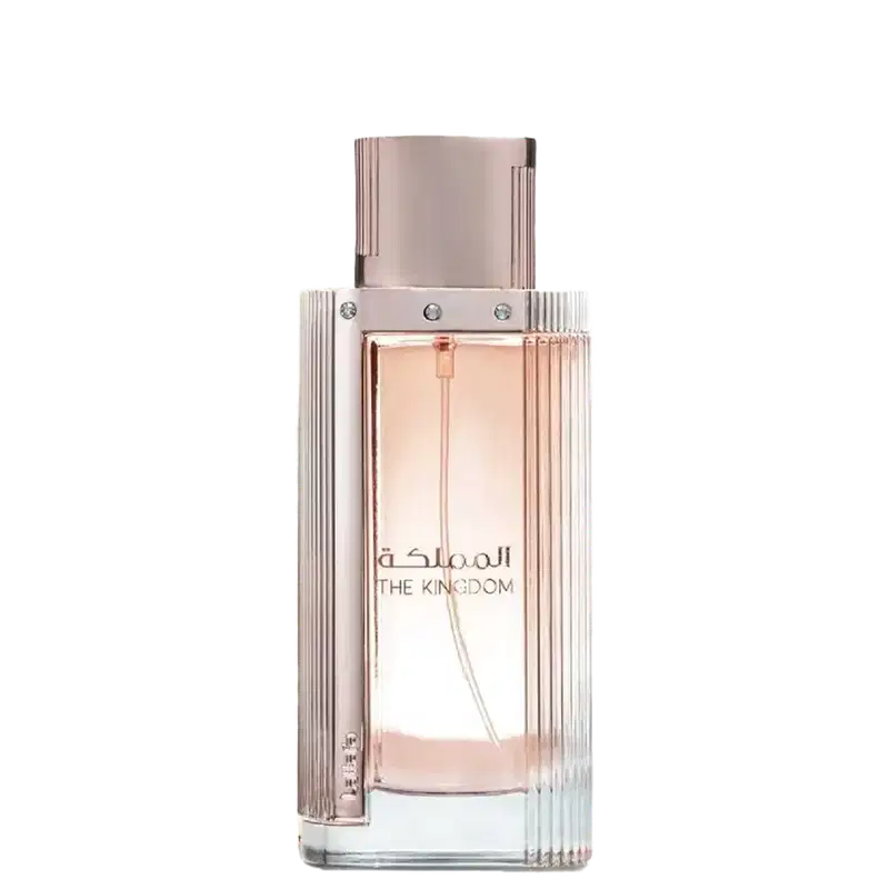 Frasco de perfume da marca Lattafa Perfumes, com design moderno e elegante em tons de rosa e prata. O rótulo exibe o nome "The Kingdom" em destaque.