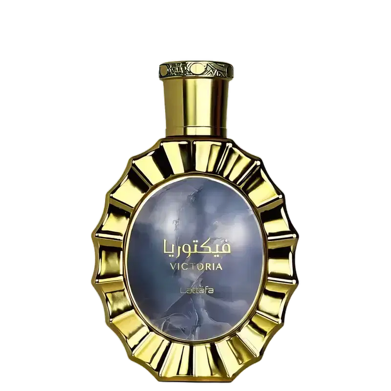 Frasco de perfume dourado com detalhes decorativos, contendo o nome "Victoria" em árabe e em inglês, da marca Lattafa Perfumes.