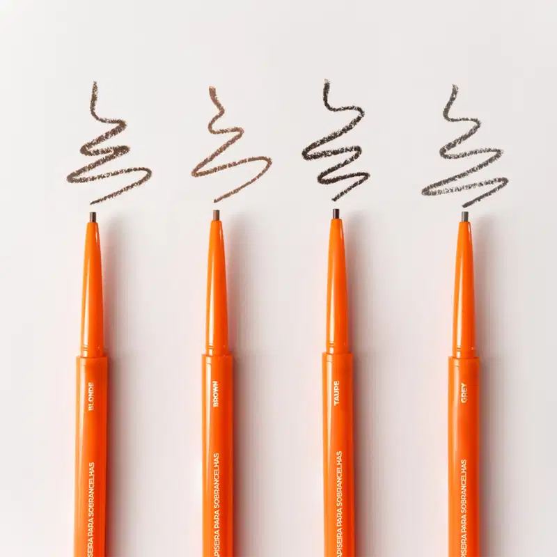 Brow Pencil Mari Maria Makeup em embalagem laranja com detalhes em amarelo. Produto apresenta lápis retratil com ponta fina e escova integrada. Peso: 0,1g. Design ergonômico em tom laranja vibrante.