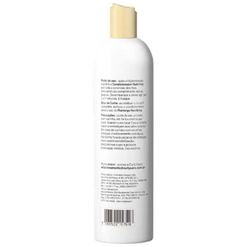 Produto de cuidado capilar em frasco plástico branco opaco. Rótulo em português com instruções de uso, composição, precauções e informações da empresa Curly Care.