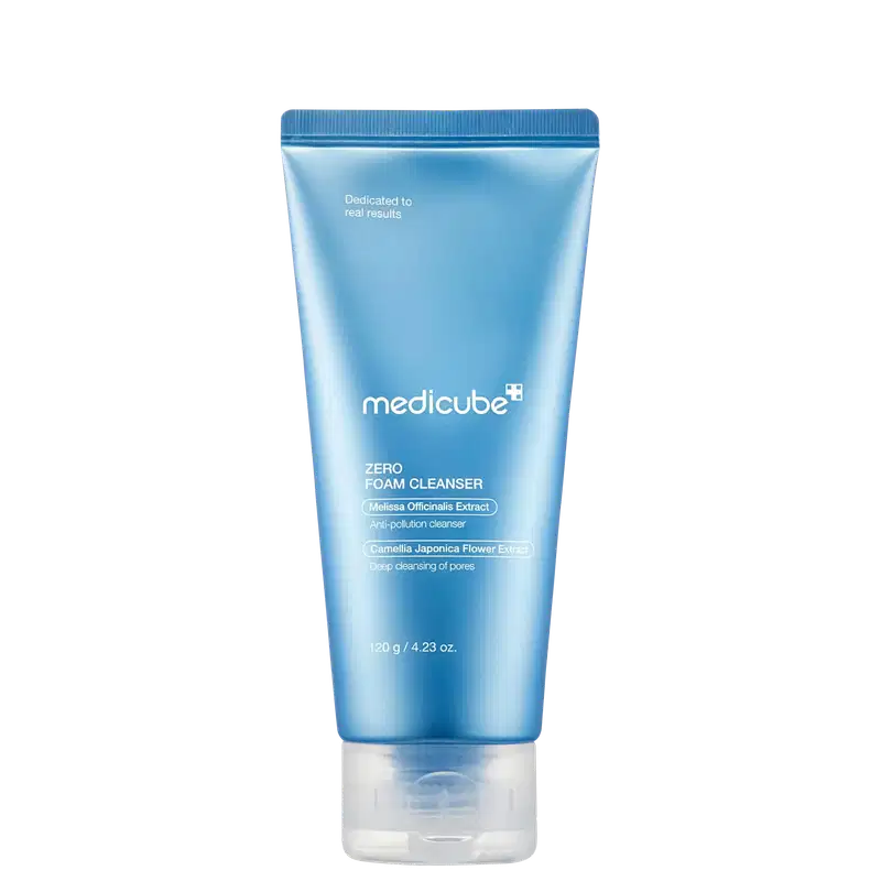 Tubo de limpeza facial Medicube Zero Foam Cleanser, com embalagem azul clara e texto em branco. Contém extratos de melissa e camélia japonesa para limpeza profunda dos poros.