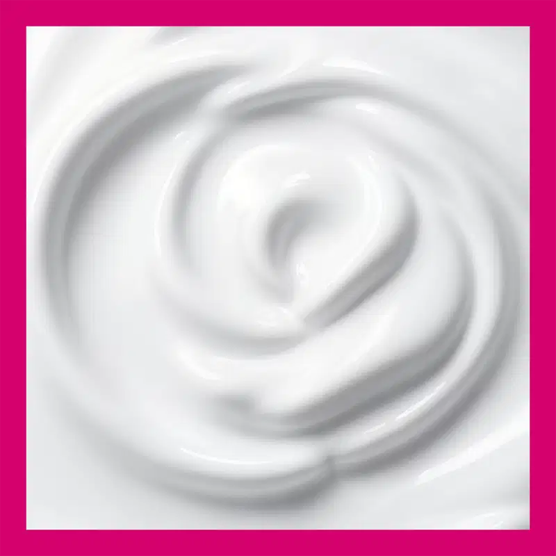A textura apresenta um aspecto cremoso, suave e sedoso, com tonalidade branca e brilho sutil, sugerindo uma consistência aveludada e delicada, típica de produtos de beleza da marca Forever Liss.