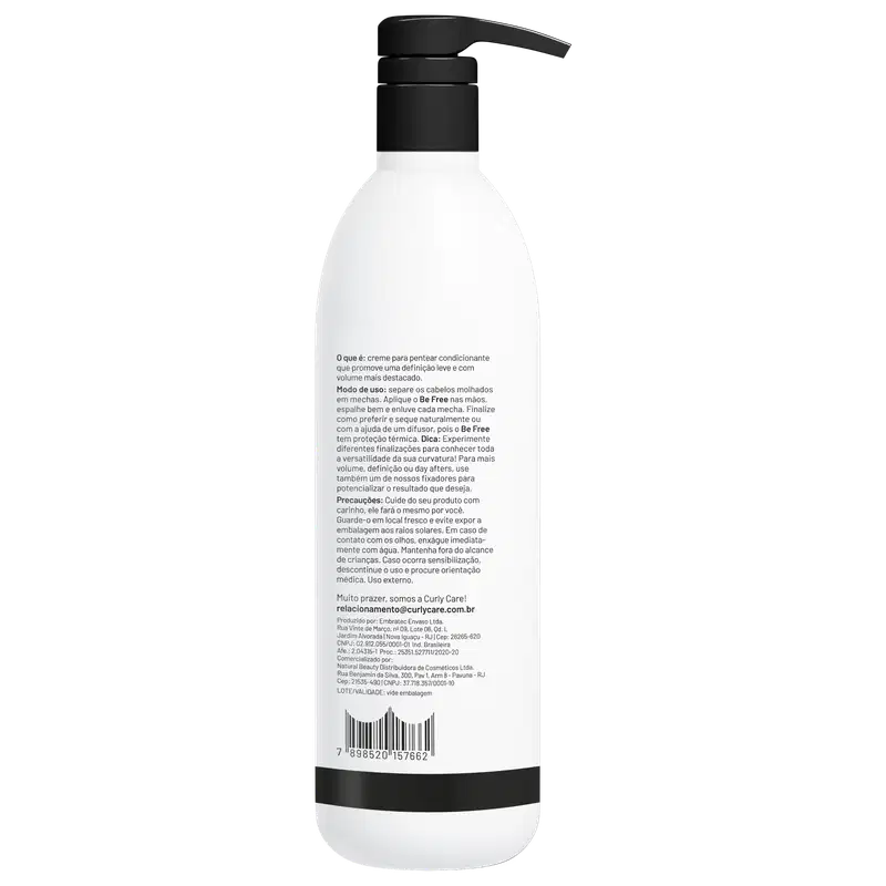 Produto de cuidado capilar leave-in da marca Curly Care. O frasco tem um formato cilíndrico alongado. Na parte frontal, há um longo texto descritivo em português com instruções de uso e informações sobre o produto.