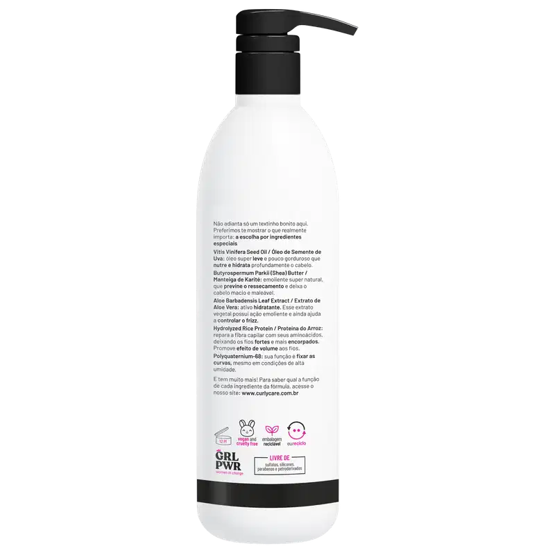 Produto para cuidados capilares da linha Curly Care. Frasco plástico branco opaco com tampa preta. Rótulo com texto em português descrevendo os ingredientes e benefícios do produto.