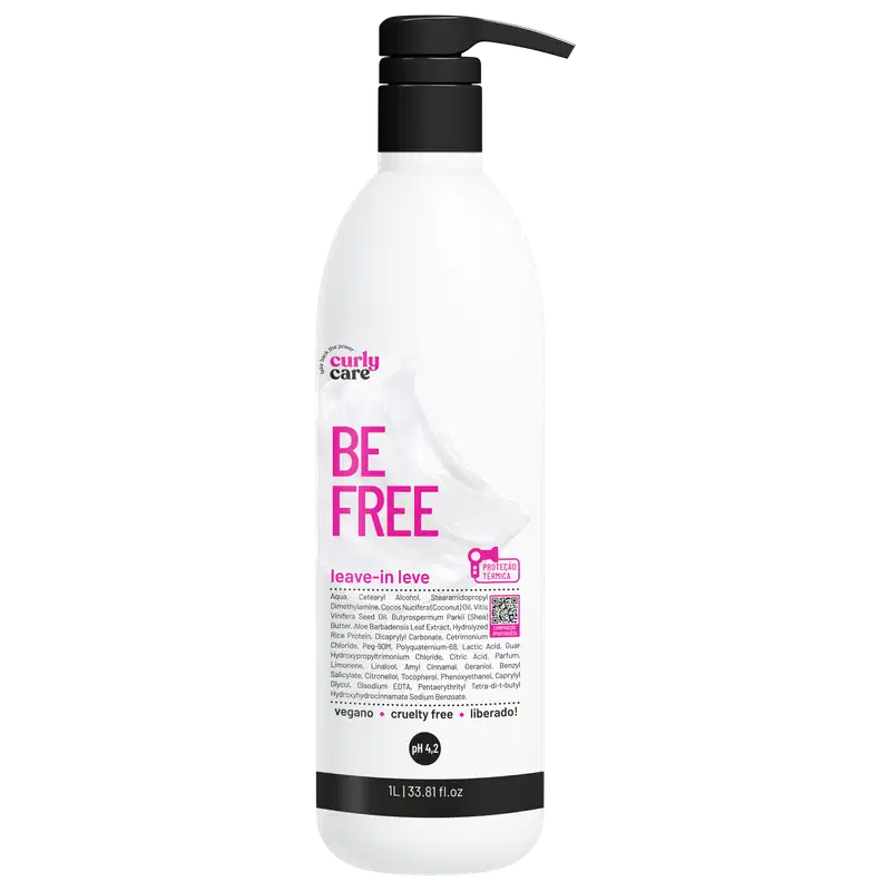 Produto de cuidado capilar leave-in da marca Curly Care. Frasco plástico branco opaco com tampa preta. Rótulo frontal com o nome do produto "BE FREE" em letras grandes e rosa.