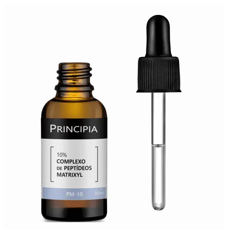 Frasco de vidro âmbar com conta-gotas contendo um líquido dourado. Rótulo branco com o texto "Principia" e "10% Complexo de Peptídeos Matrixyl PM-10 30ml". Embalagem de plástico preto fosco com detalhes texturizados na parte inferior.