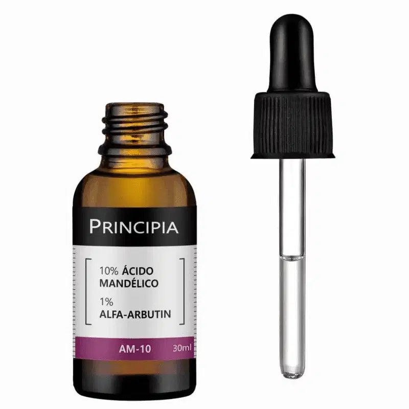 A imagem mostra um frasco de vidro âmbar de 30ml do Principia Sérum Facial Ácido Mandélico Am-10. O conta-gotas está ao lado do frasco, com algumas gotas de sérum transparentes escorrendo.