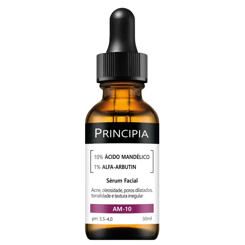 Frasco de vidro âmbar com conta-gotas preto contendo sérum facial da marca Principia, com rótulo indicando 10% de ácido mandélico e 1% de alfa-arbutina, para tratamento de acne, oleosidade e poros dilatados.
