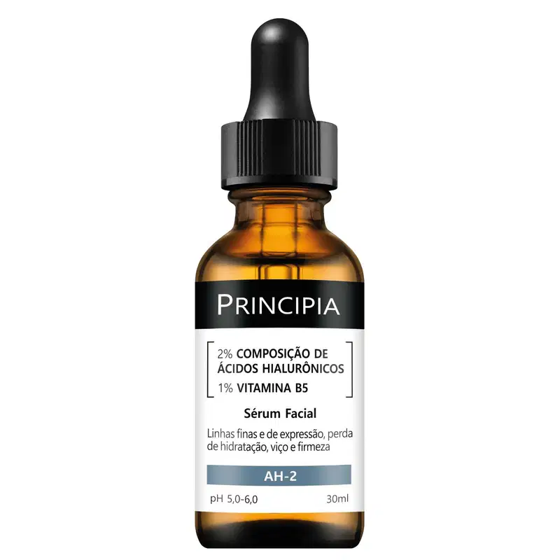 Frasco de vidro âmbar com conta-gotas preto contendo sérum facial Principia com 2% de ácidos hialurônicos e 1% de vitamina B5, indicado para linhas finas e perda de hidratação.