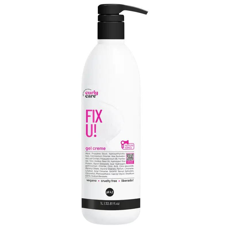 Produto de cuidado capilar da marca Curly Care. Frasco plástico branco com tampa preta. Rótulo com o nome "Fix U!" em letras grandes e rosa, e "gel creme" em letras menores abaixo.