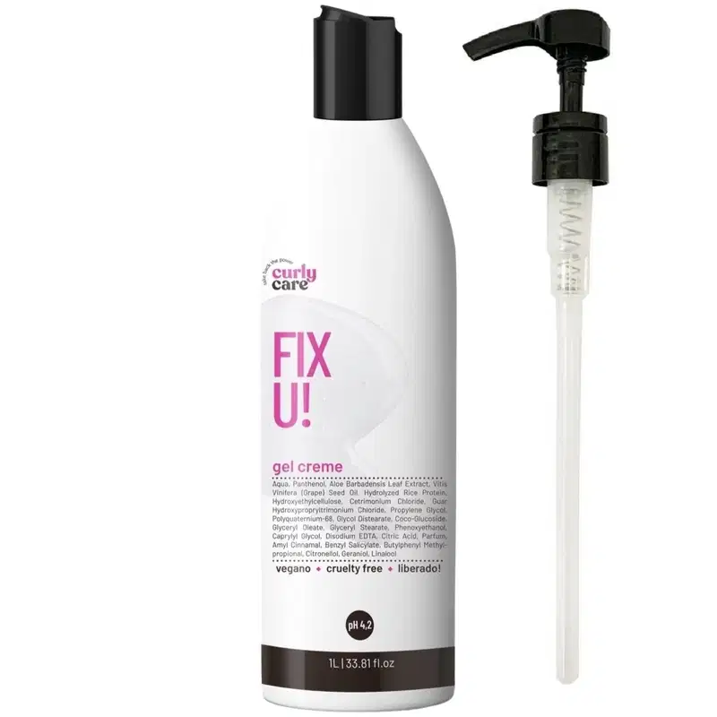 Produto para cabelos cacheados e crespos da marca Curly Care. Frasco plástico branco com bomba preta para dispensar o produto gel creme "Fix U!". Embalagem com aplicador em forma de bomba para aplicação precisa do produto.