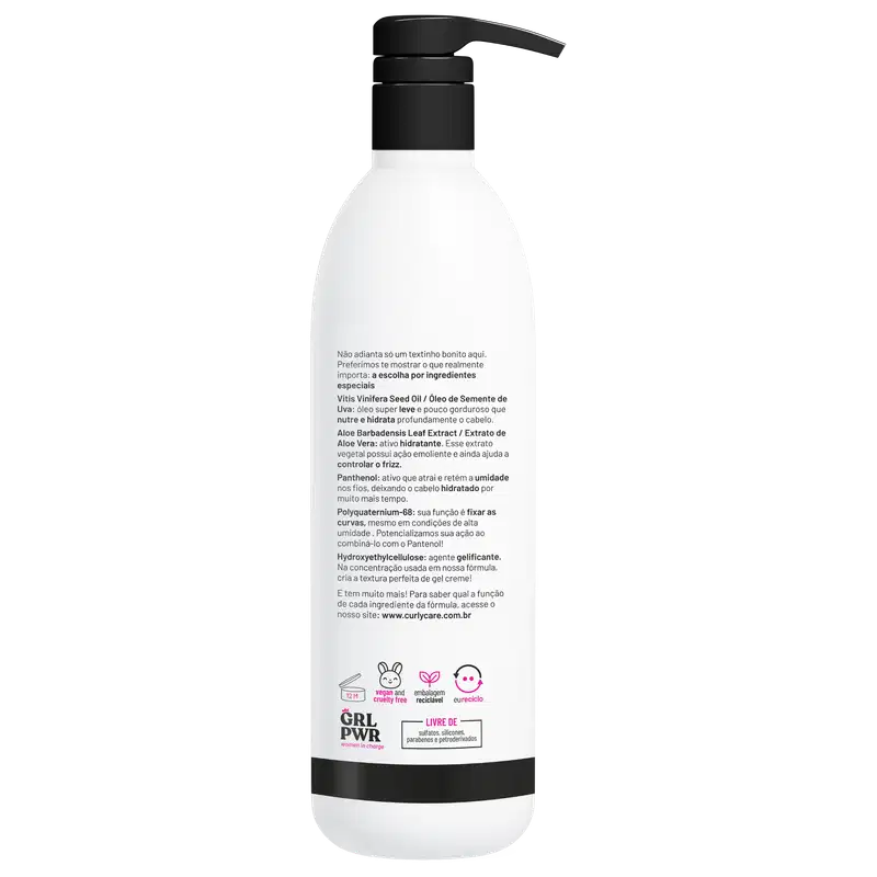 Produto para cabelos cacheados em frasco plástico branco com tampa preta. Rótulo em português com informações sobre os ingredientes. Contém símbolos indicando que é vegano, livre de crueldade e reciclável.