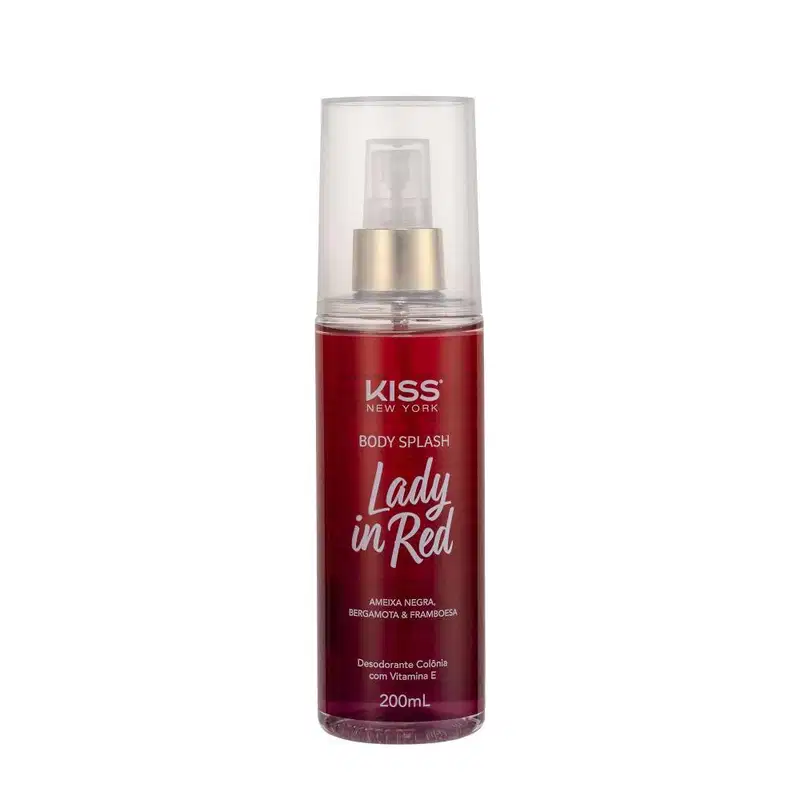 A imagem mostra o Body Splash em uma embalagem com cores vermelho e dourado, apresentando o logotipo Kiss New York. A tampa é transparente e traz um detalhe dourado na válvula spray.