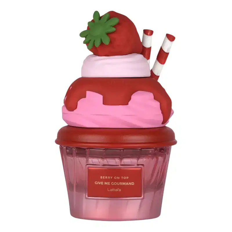 Frasco de perfume em formato de cupcake vermelho e rosa, com tampa em formato de morango verde. Rótulo indica o nome "Berry on Top Give Me Gourmand" da marca Lattafa.