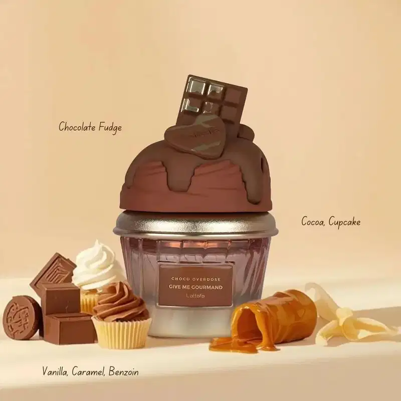 Frasco de perfume Lattafa Choco Overdose com tampa em formato de barra de chocolate marrom e rótulo dourado com texto "Give me gourmand". O frasco possui design elegante e sofisticado, em tons de marrom e dourado.