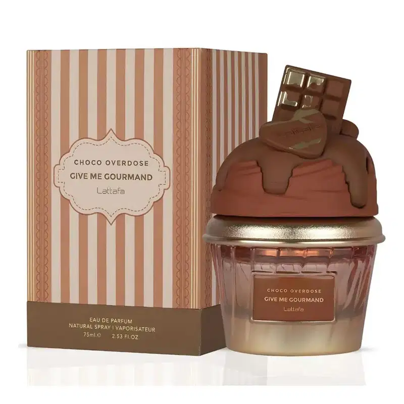 Frasco de perfume Lattafa Choco Overdose com tampa em formato de barra de chocolate marrom e rótulo dourado com texto "Give me gourmand". O frasco possui design elegante e sofisticado, em tons de marrom e dourado.