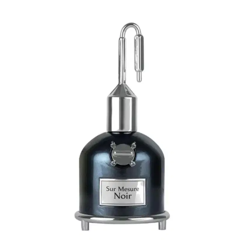 Frasco de perfume preto da marca Lattafa Perfumes, com rótulo branco indicando o nome "Sur Mesure Noir". O frasco possui um design elegante e moderno, com um bico pulverizador de metal.