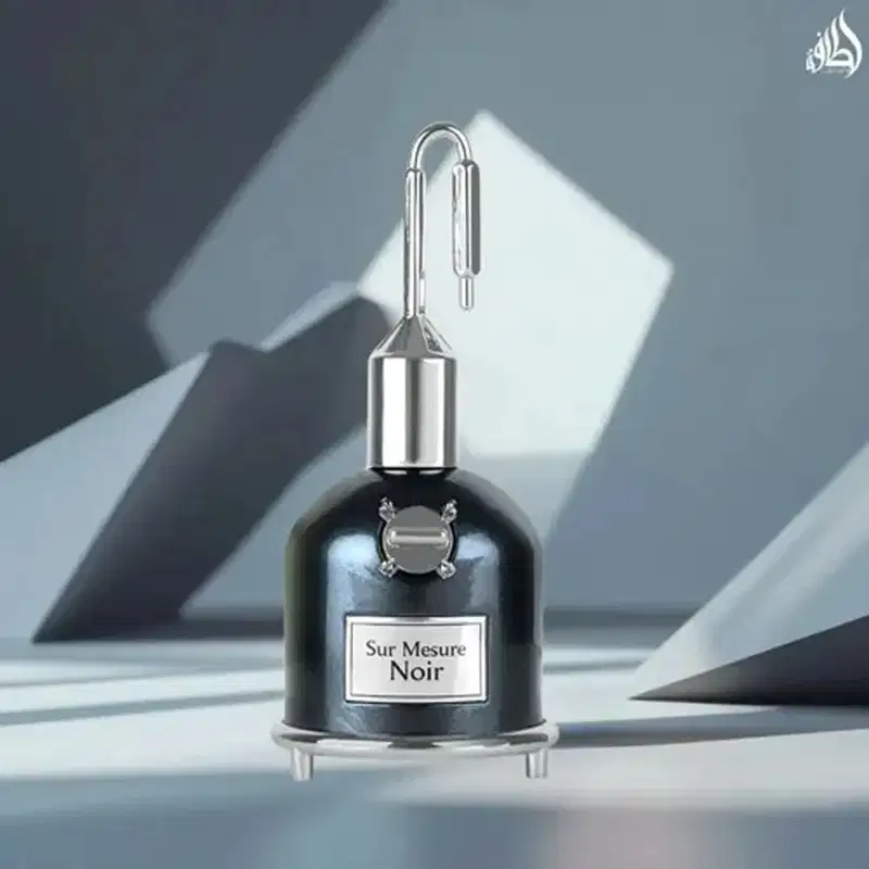 Frasco de perfume preto da marca Lattafa Perfumes, com rótulo branco indicando o nome "Sur Mesure Noir". O frasco possui um design elegante e moderno, com um bico pulverizador de metal.