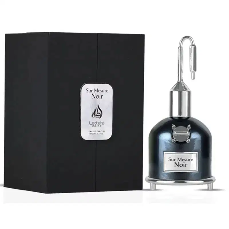 Frasco de perfume preto da marca Lattafa Perfumes, com rótulo branco indicando o nome "Sur Mesure Noir". O frasco possui um design elegante e moderno, com um bico pulverizador de metal.