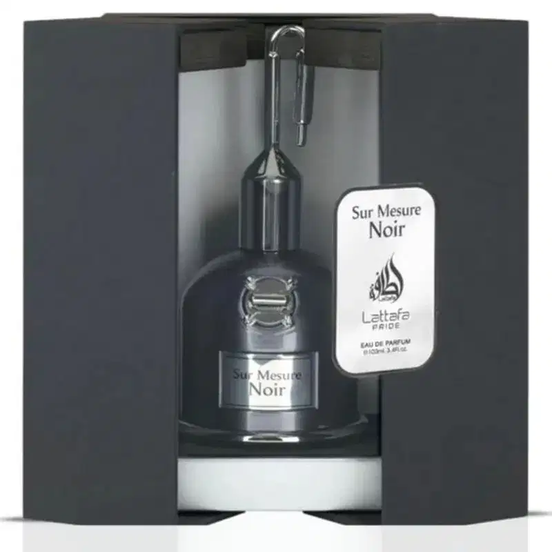 Frasco de perfume preto da marca Lattafa Perfumes, com rótulo branco indicando o nome "Sur Mesure Noir". O frasco possui um design elegante e moderno, com um bico pulverizador de metal.