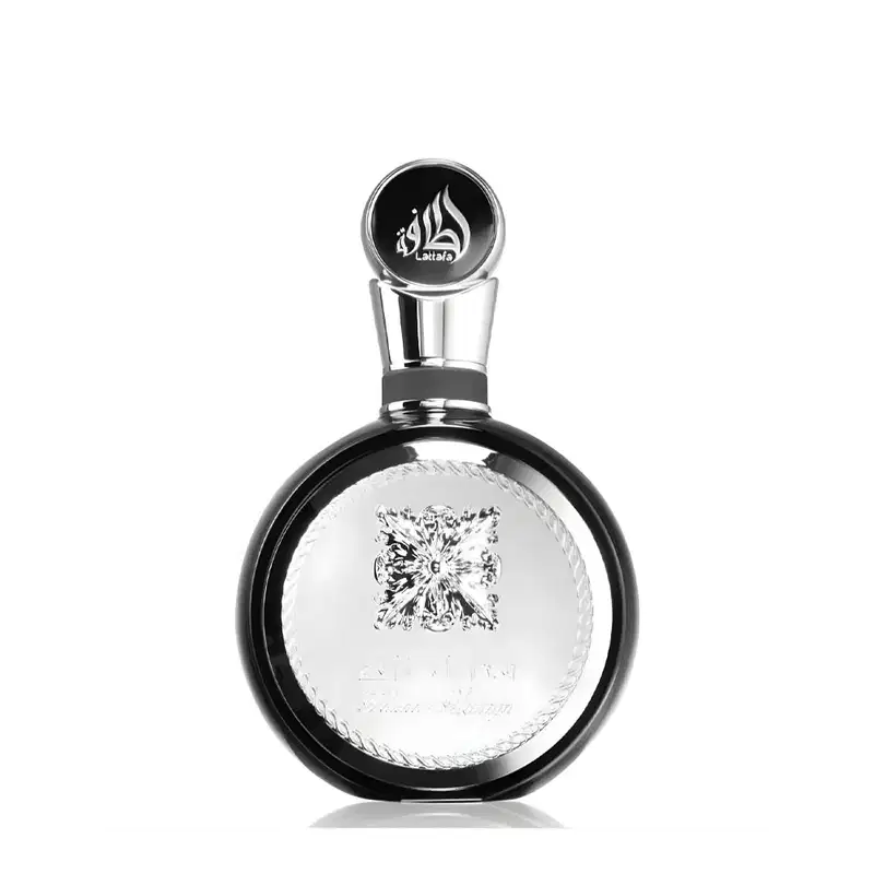 Frasco de perfume Lattafa com design elegante e moderno. Recipiente de vidro transparente com tampa preta e logotipo da marca em destaque. Embalagem com acabamento refinado e detalhes decorativos.