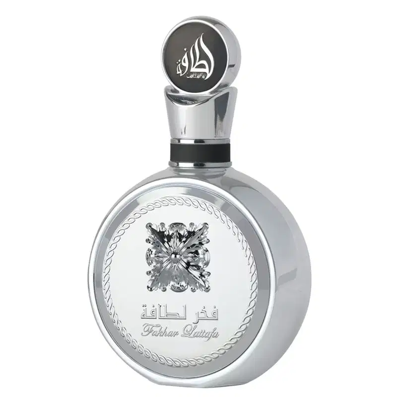 Frasco de perfume Lattafa Perfumes com design elegante em prata, contendo um logotipo e texto árabe em destaque. O frasco possui uma tampa arredondada e detalhes decorativos em sua superfície.