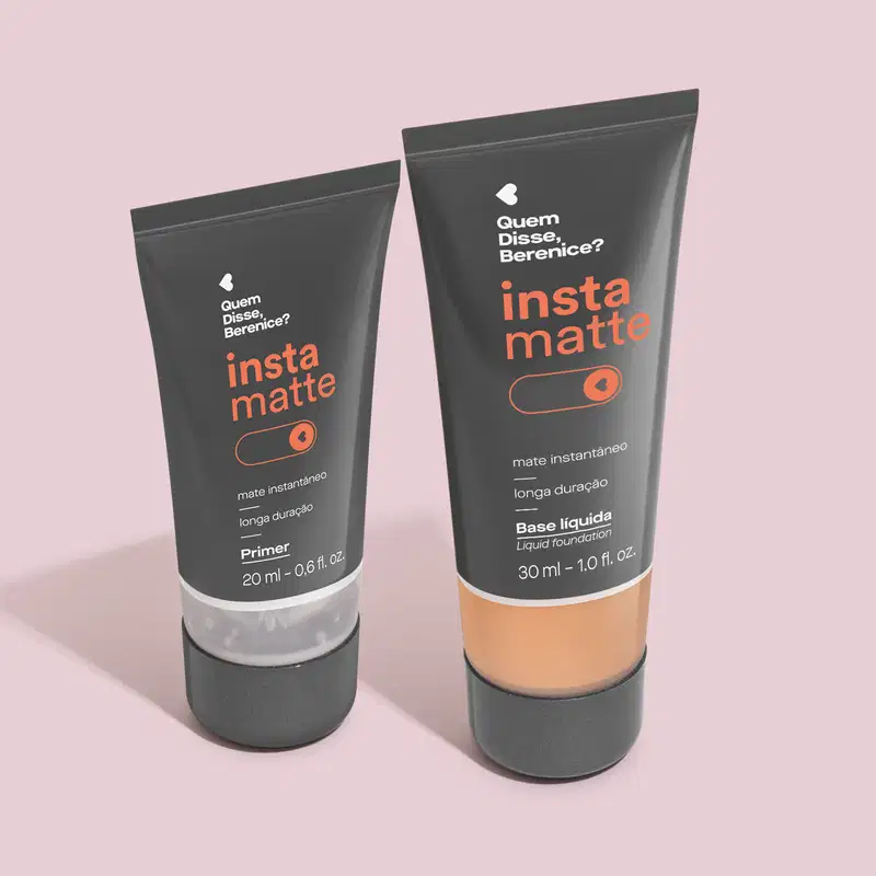 Primer e base líquida cor 180Q em bisnagas pretas com parte mostrando a tonalidade do produto, rótulo de letras brancas e rosas da marca Instamatte Quem Disse, Berenice?, em fundo lilás.