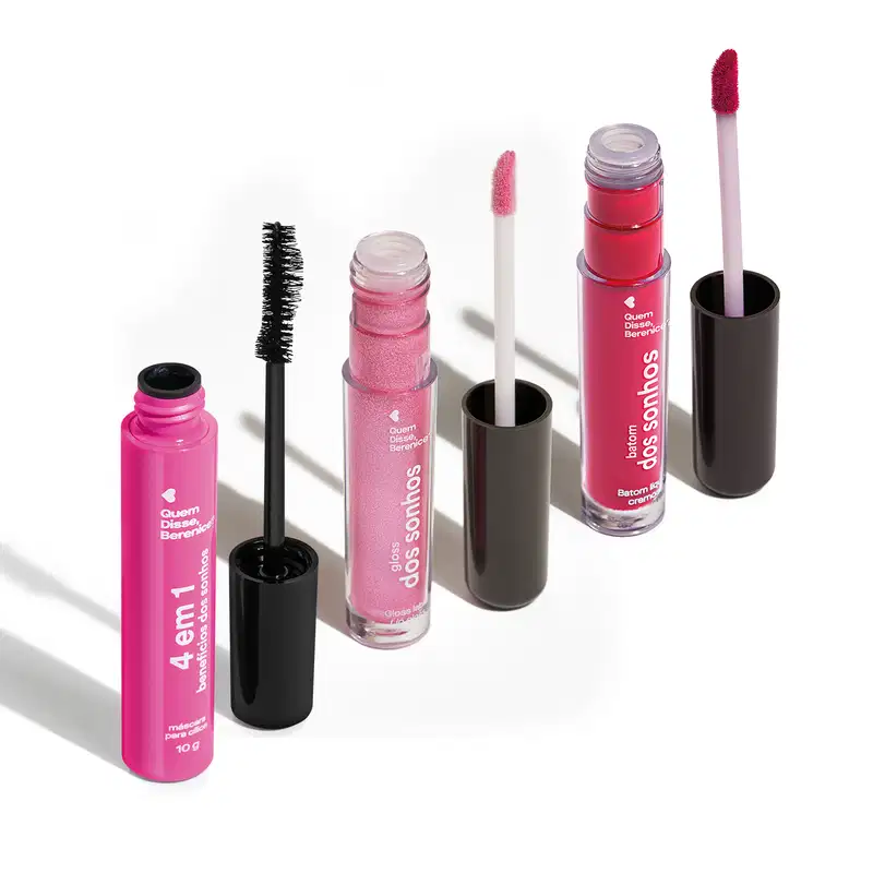 Máscara de cílios 4 em 1 em tubo rosa, batom líquido Rosite em tubo rosa e gloss labial Rosadex em embalagem rosa escura. Todos os produtos possuem tampa preta e aplicadores nas cores dos produtos.