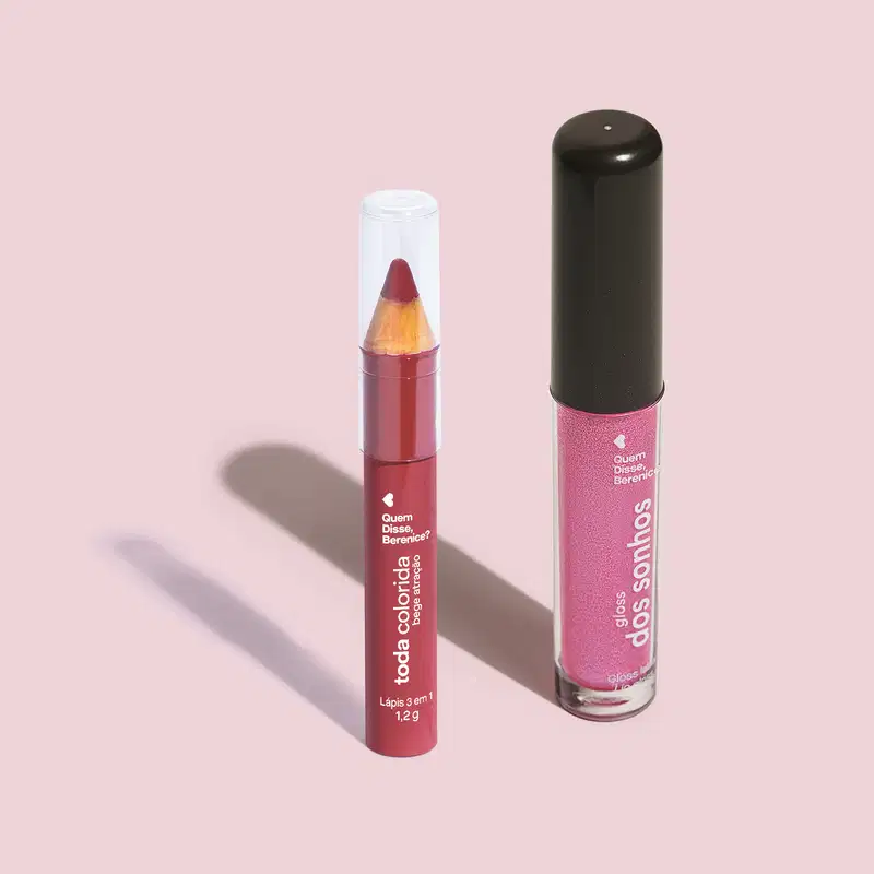 Lápis 3 em 1 Toda Colorida Bege Atração com corpo bege e tampa transparente e gloss labial Gloss dos Sonhos na cor nude com tubo transparente e tampa preta em fundo lilás.