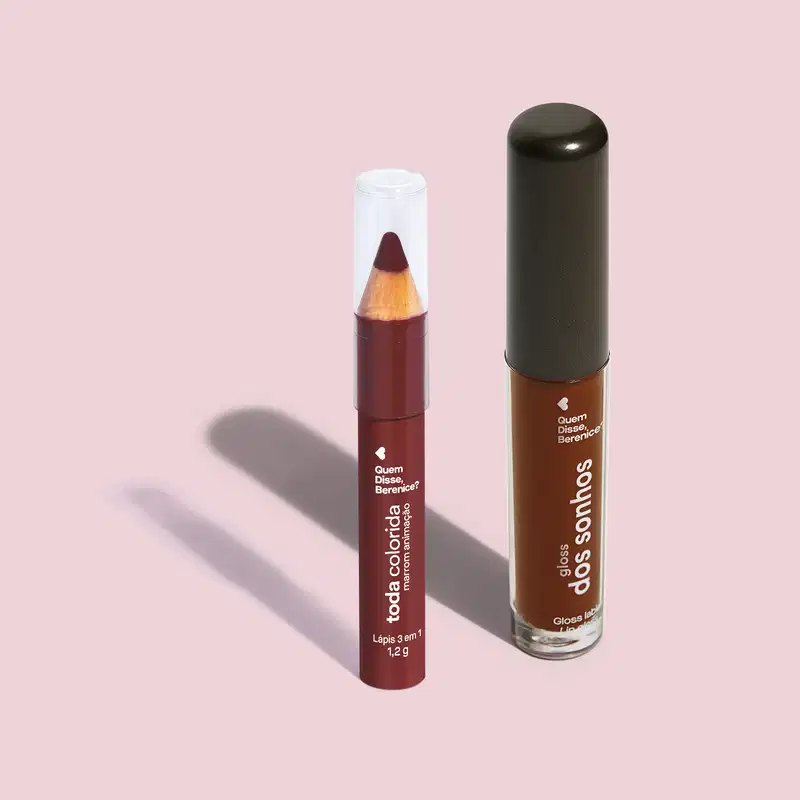 Lápis 3 em 1 Toda Colorida Marrom Animação com corpo marrom e tampa transparente e gloss labial Gloss dos Sonhos na cor marrom com tubo transparente e tampa preta em fundo lilás.