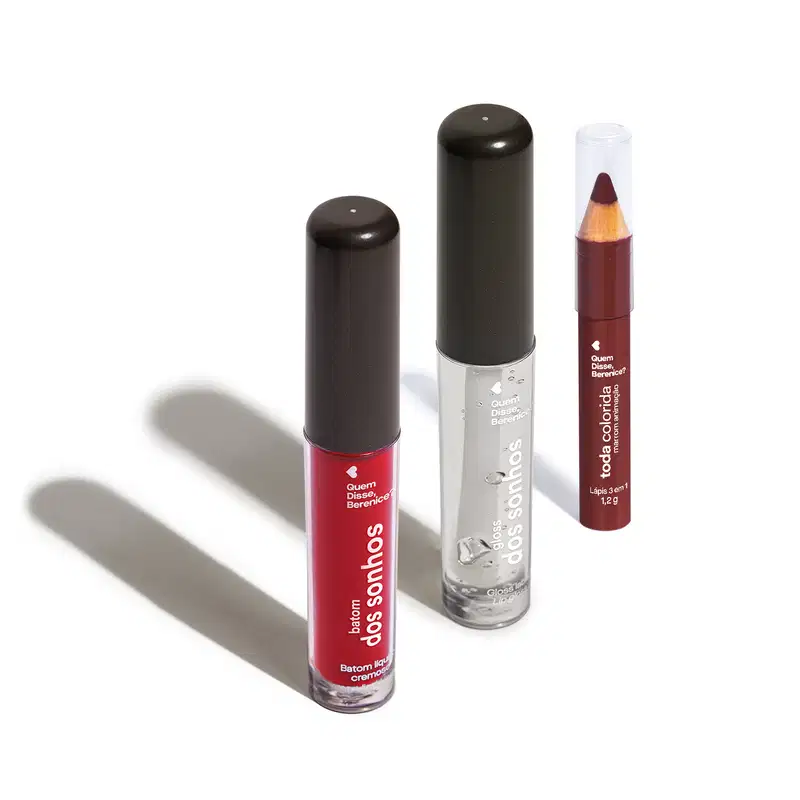 Frasco transparente com líquido vermelho e tampa preta de Batom dos Sonhos, frasco transparente com líquido claro e tampa preta de gloss labial incolor Batom dos Sonhos e lápis 3 em 1 Toda Colorida Marrom Animação, todos da marca Quem Disse, Berenice?