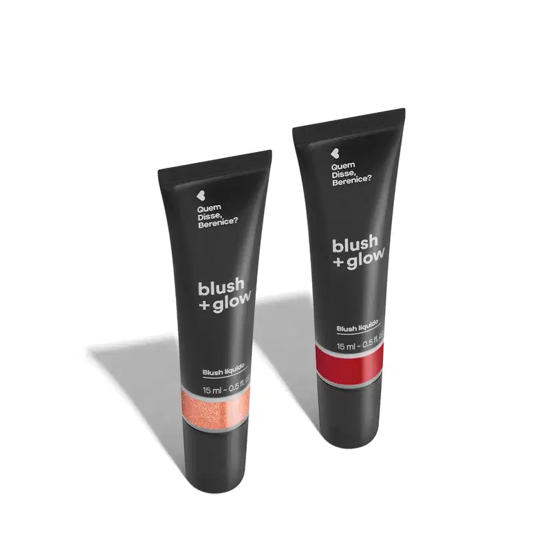 Imagem de duas bisnagas de blush líquido Blush +Glow, sendo o Rosedourex na cor rosa e o Lichiali na cor vermelha. As embalagens são pretas com parte transparente, mostrando a cor do produto, e letras brancas. O fundo da imagem é branco com sombreado.